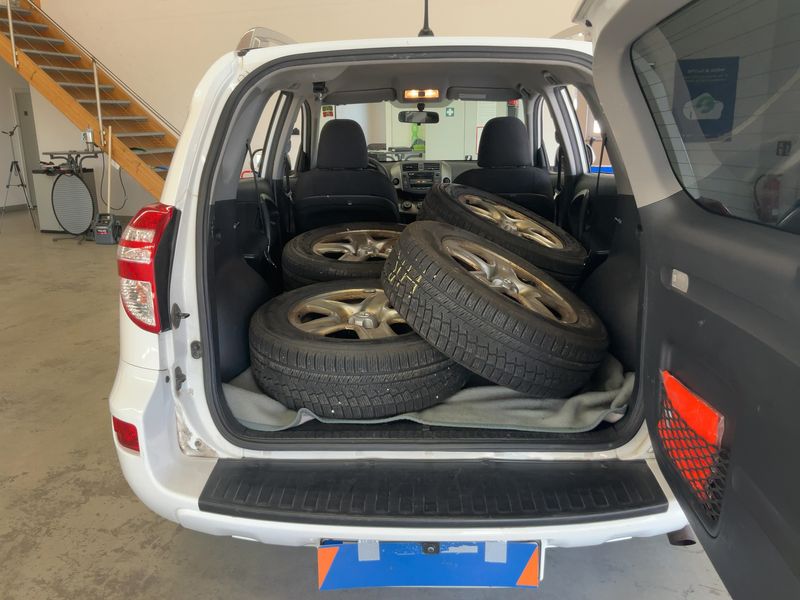 Toyota RAV 4 2.0 2012 – снимка 16