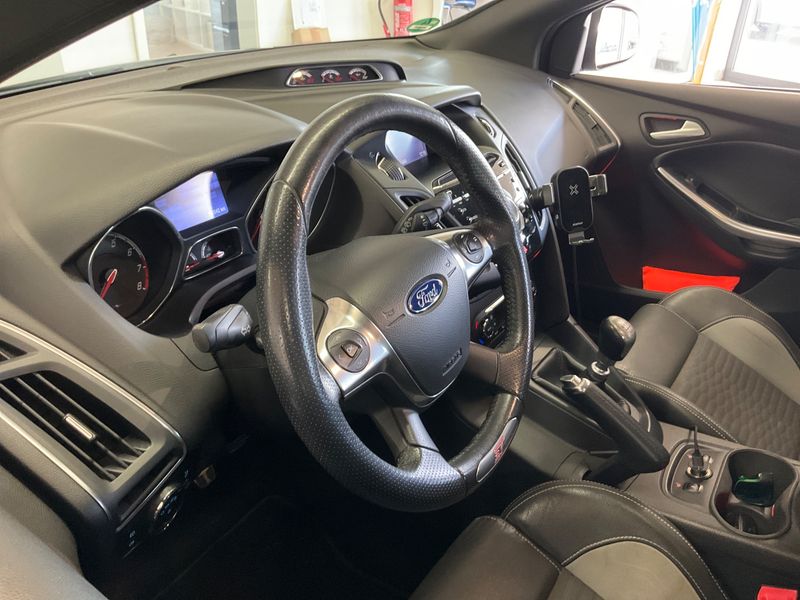 Ford Focus 2.0 EcoBoost ST 2013 – снимка 25
