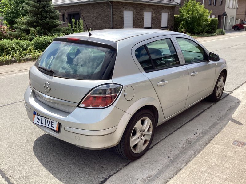 Opel Astra 1.6 Active 2012 – снимка 2