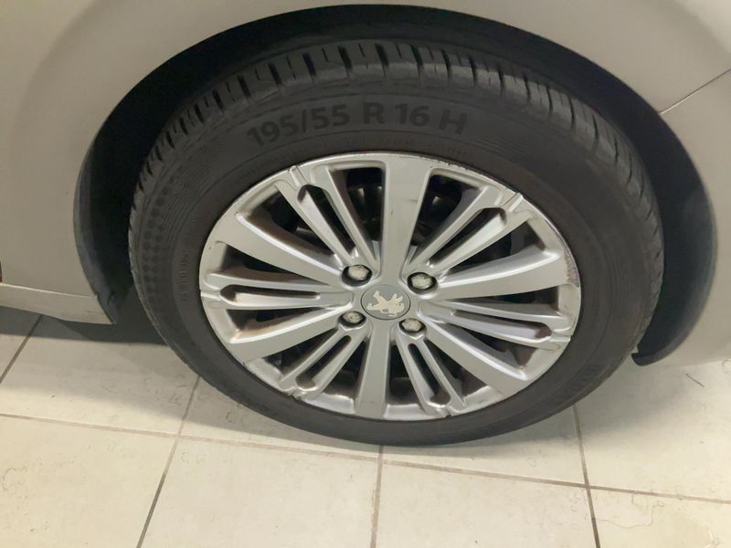 Peugeot 208 1.2 PureTech Allure 2015 – снимка 11
