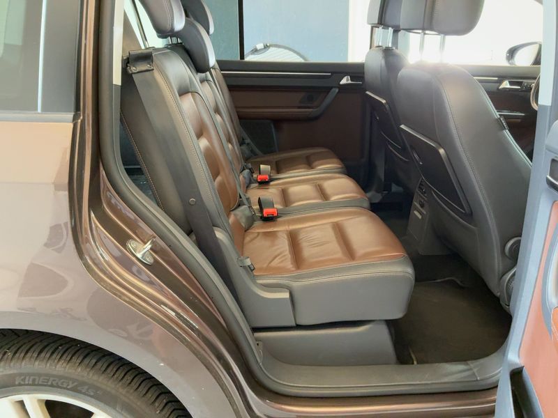 Volkswagen Touran 2.0 TDI Highline BlueMotion Tech 2012 – снимка 19