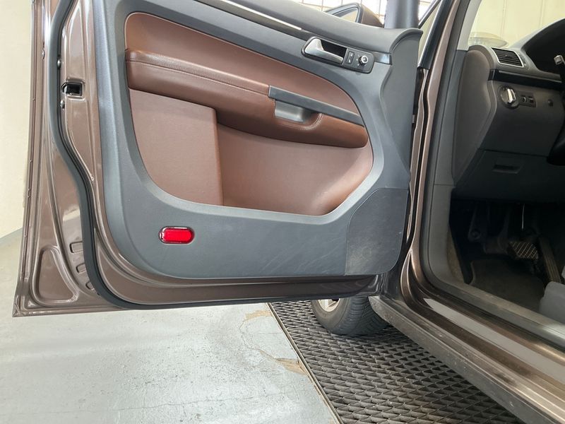Volkswagen Touran 2.0 TDI Highline BlueMotion Tech 2012 – снимка 39