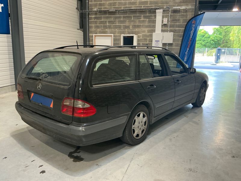 Mercedes-Benz E-Klasse E 220 CDI T Classic 2001 – снимка 2