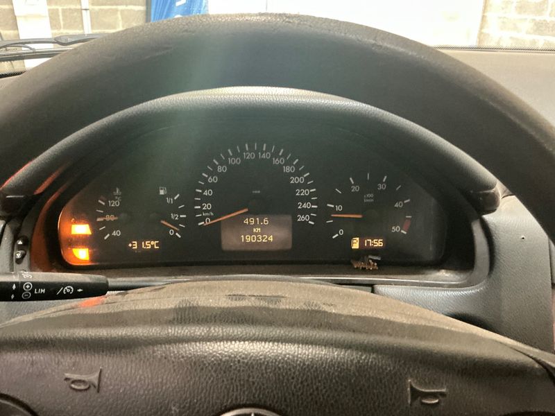 Mercedes-Benz E-Klasse E 220 CDI T Classic 2001 – снимка 4