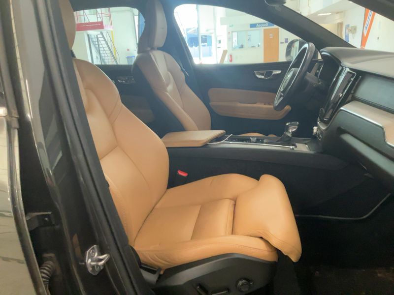 Volvo XC60 2.0 D4 Inscription Luxe AWD 2019 – снимка 16