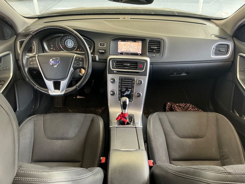 Volvo V60 2.0 D2 Momentum 2017 – снимка 17