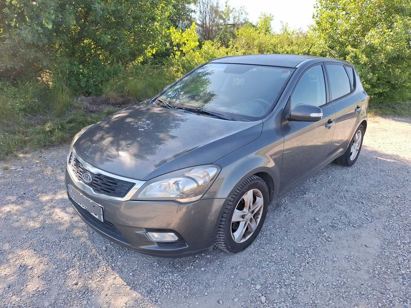 Kia cee'd 1.6 CRDi Active 2011 – снимка 2