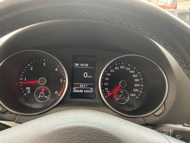 Volkswagen Golf VI 1.6 TDI Trendline BlueMotion Tech 2011 – снимка 4