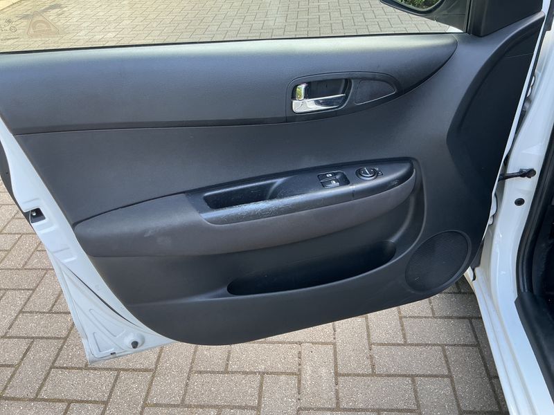 Hyundai i20 1.1 CRDi Style 2015 – снимка 35