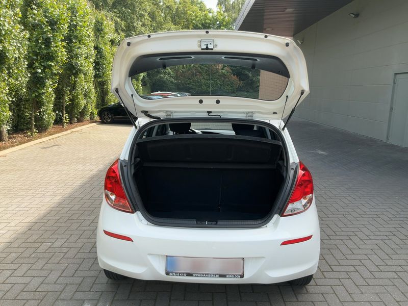 Hyundai i20 1.1 CRDi Style 2015 – снимка 15