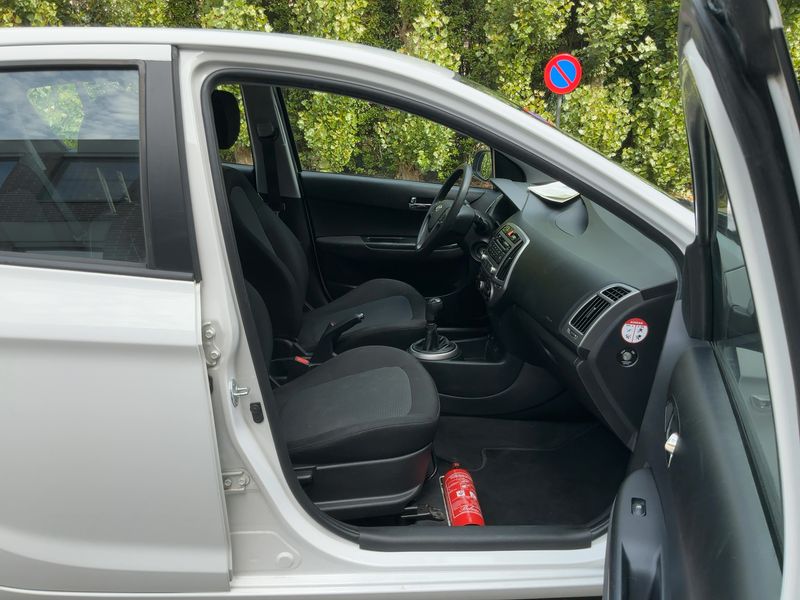 Hyundai i20 1.1 CRDi Style 2015 – снимка 16
