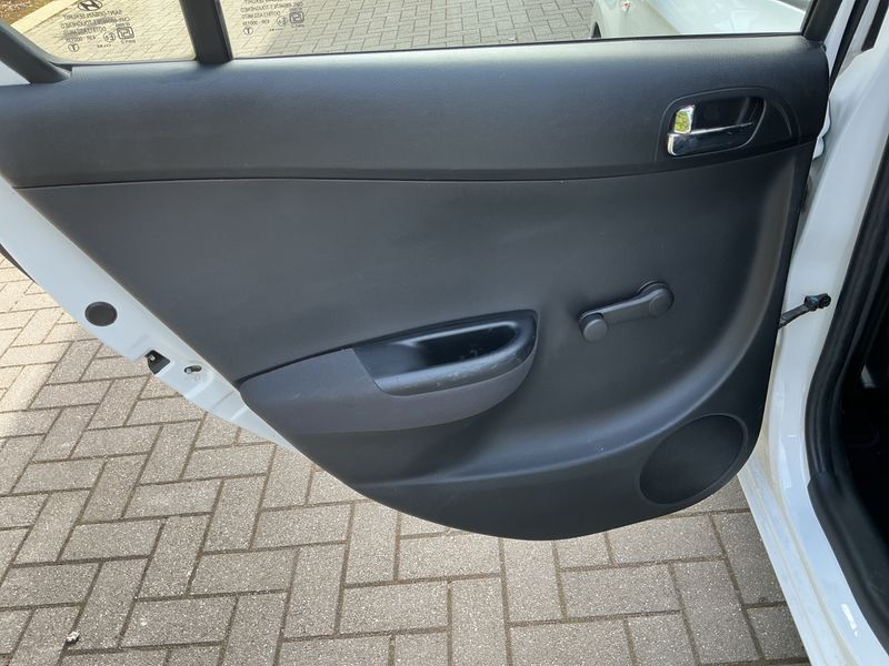 Hyundai i20 1.1 CRDi Style 2015 – снимка 34