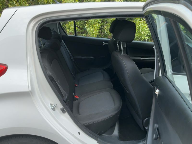 Hyundai i20 1.1 CRDi Style 2015 – снимка 19