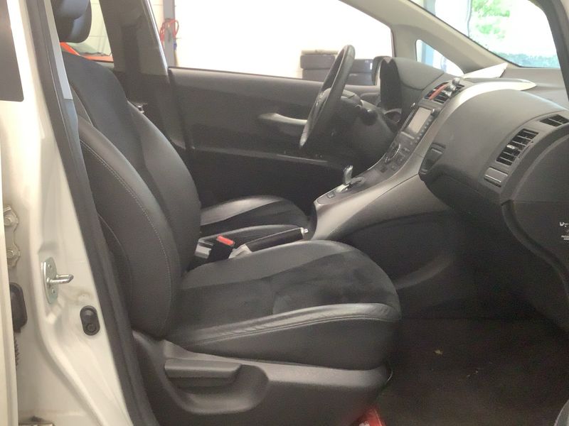 Toyota Auris 1.8 Hybrid Life 2011 – снимка 16