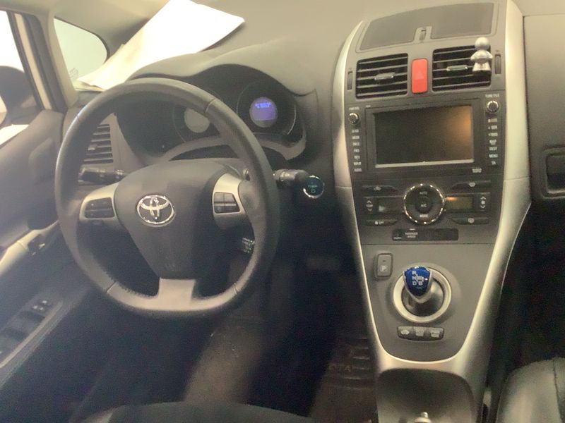 Toyota Auris 1.8 Hybrid Life 2011 – снимка 17