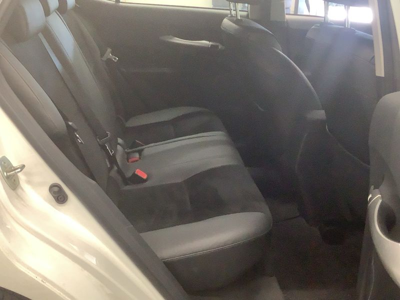 Toyota Auris 1.8 Hybrid Life 2011 – снимка 19