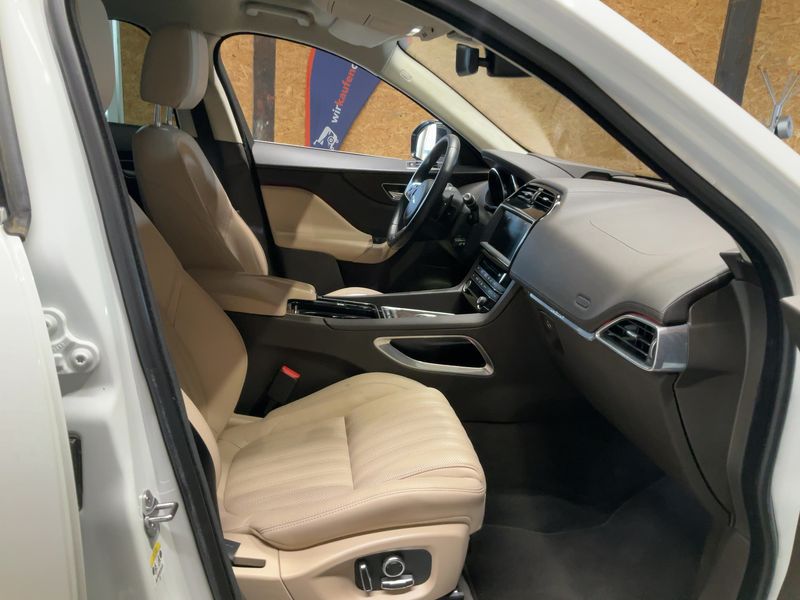 Jaguar F-Pace 25t Portfolio AWD 2019 – снимка 17