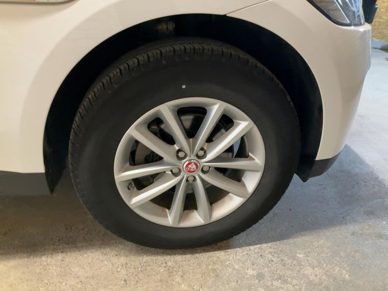 Jaguar F-Pace 25t Portfolio AWD 2019 – снимка 11