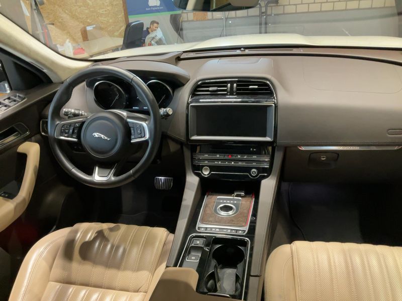 Jaguar F-Pace 25t Portfolio AWD 2019 – снимка 18