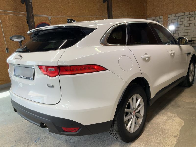 Jaguar F-Pace 25t Portfolio AWD 2019 – снимка 8