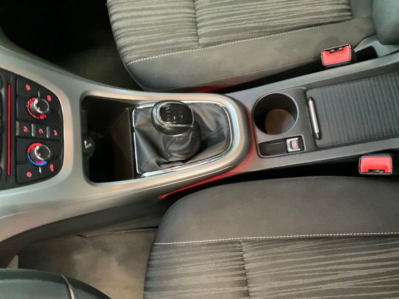 Opel Astra 1.6 Design Edition 2011 – снимка 32