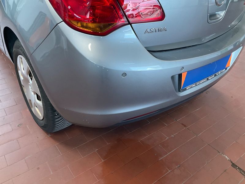 Opel Astra 1.6 Design Edition 2011 – снимка 33