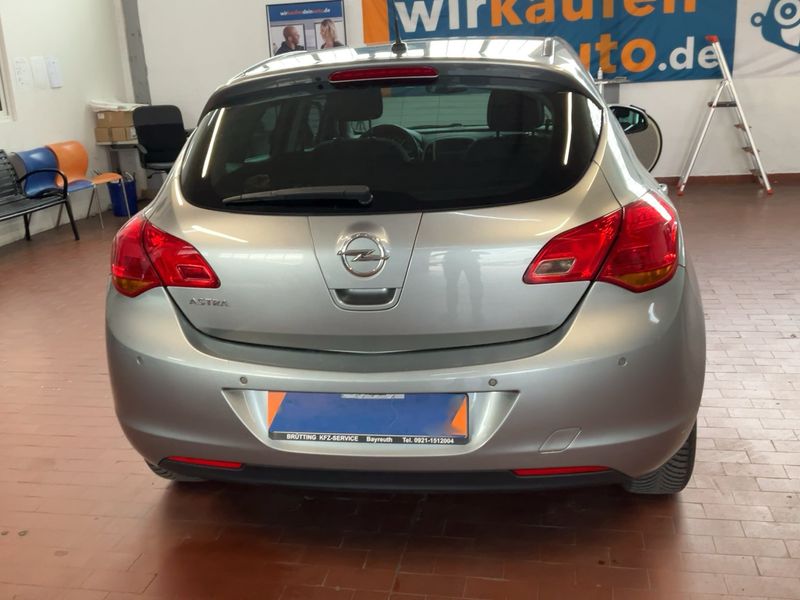 Opel Astra 1.6 Design Edition 2011 – снимка 7