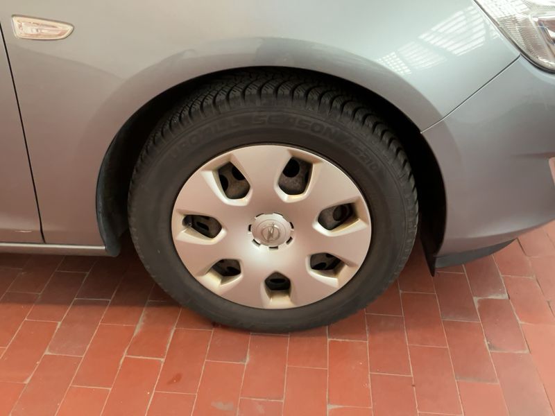 Opel Astra 1.6 Design Edition 2011 – снимка 11