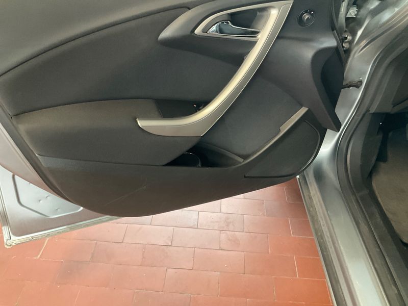 Opel Astra 1.6 Design Edition 2011 – снимка 31