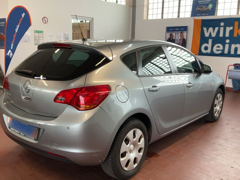 Opel Astra 1.6 Design Edition 2011 – снимка 8