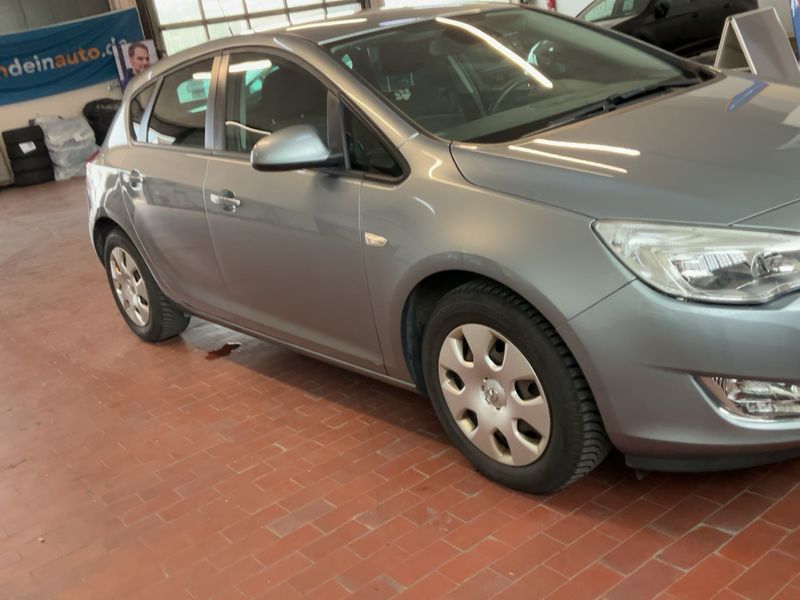 Opel Astra 1.6 Design Edition 2011 – снимка 12
