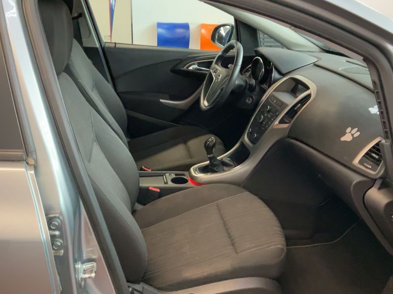 Opel Astra 1.6 Design Edition 2011 – снимка 16