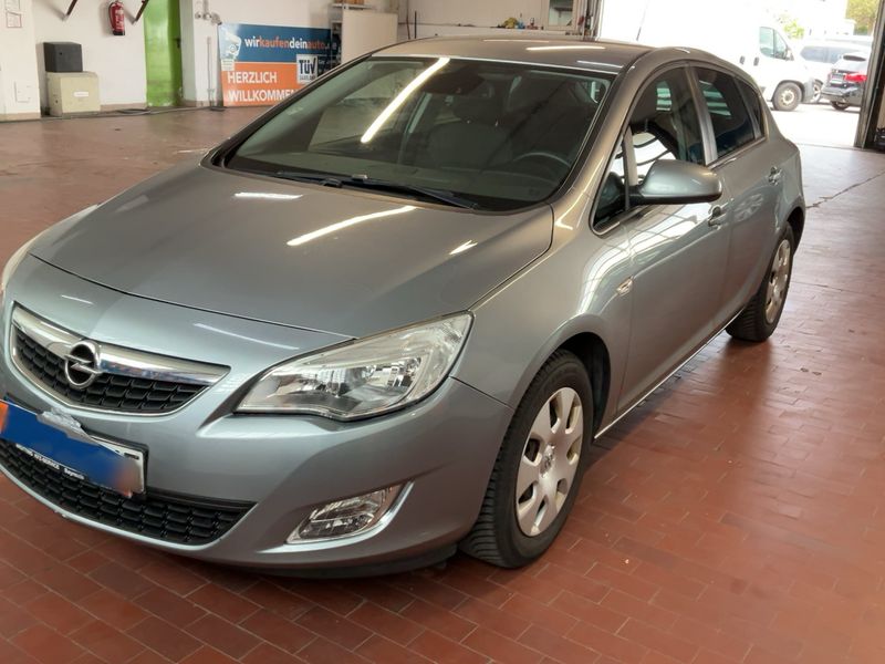 Opel Astra 1.6 Design Edition 2011 – снимка 1