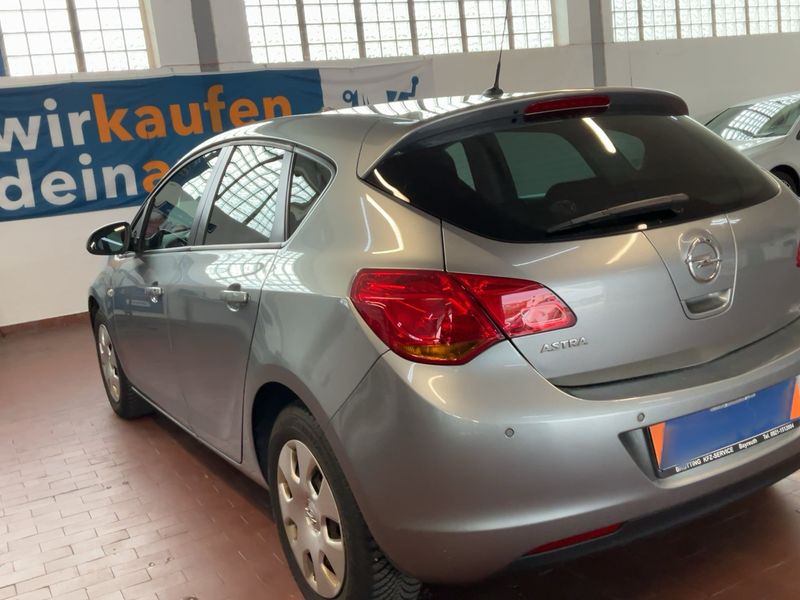 Opel Astra 1.6 Design Edition 2011 – снимка 6