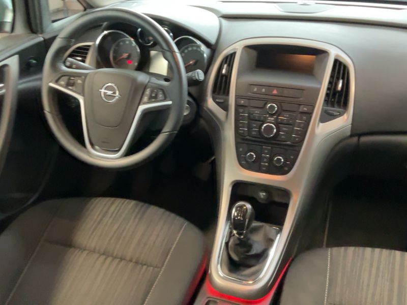 Opel Astra 1.6 Design Edition 2011 – снимка 17