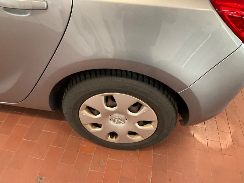 Opel Astra 1.6 Design Edition 2011 – снимка 30