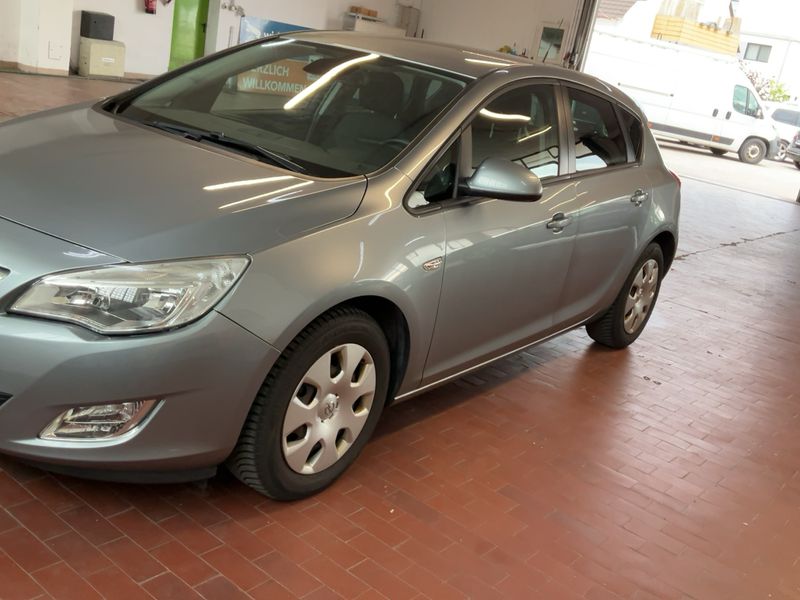 Opel Astra 1.6 Design Edition 2011 – снимка 2