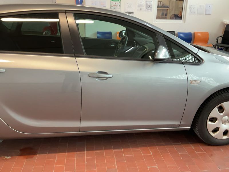 Opel Astra 1.6 Design Edition 2011 – снимка 10