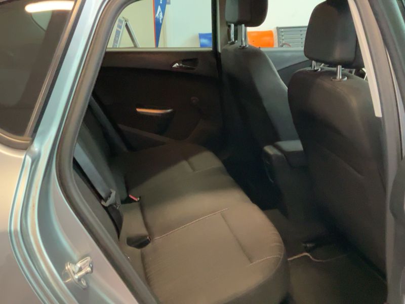 Opel Astra 1.6 Design Edition 2011 – снимка 19