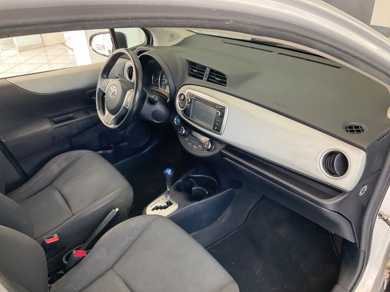 Toyota Yaris 1.5 Hybrid Lounge 2012 – снимка 28