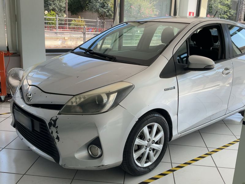 Toyota Yaris 1.5 Hybrid Lounge 2012 – снимка 2