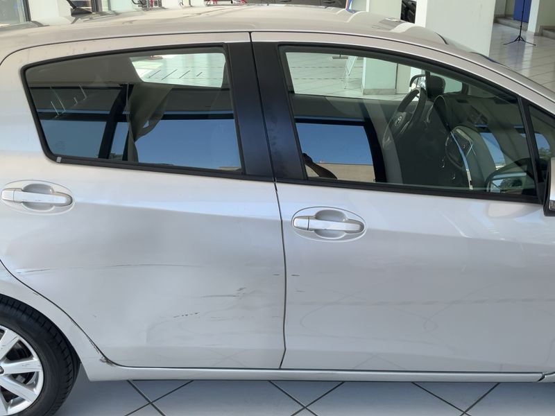 Toyota Yaris 1.5 Hybrid Lounge 2012 – снимка 10