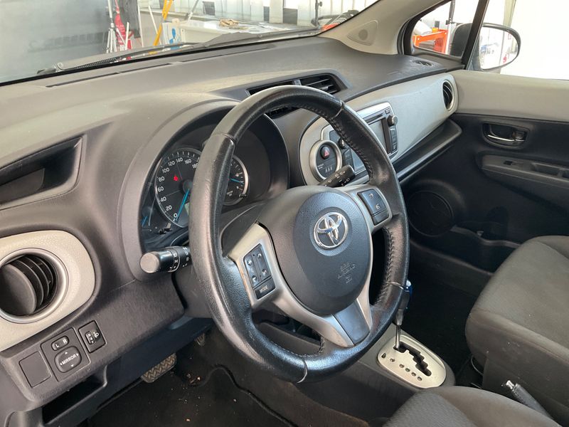 Toyota Yaris 1.5 Hybrid Lounge 2012 – снимка 32