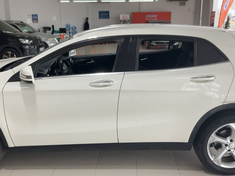 Mercedes-Benz GLA-Klasse GLA 220 d 4Matic Urban 2017 – снимка 4