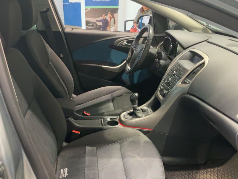 Opel Astra 1.4 Turbo Design Edition 2011 – снимка 16