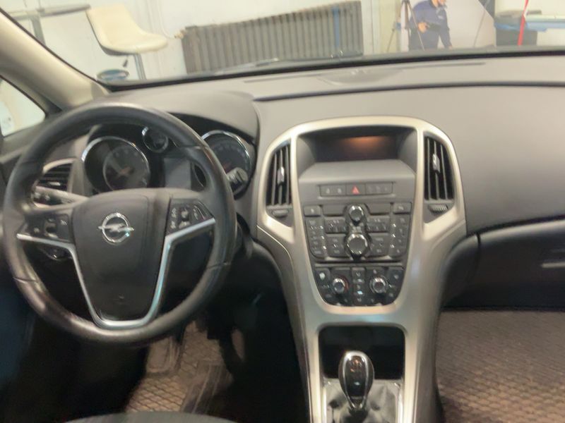 Opel Astra 1.4 Turbo Design Edition 2011 – снимка 17