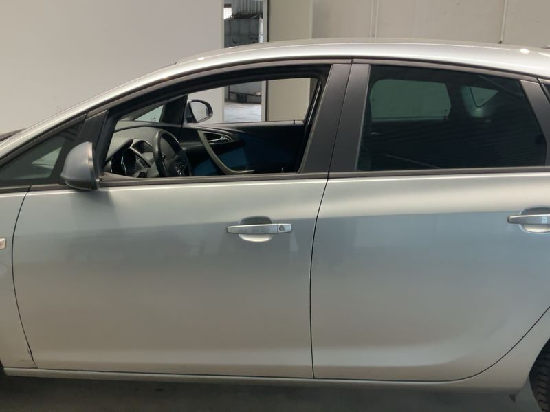 Opel Astra 1.4 Turbo Design Edition 2011 – снимка 4