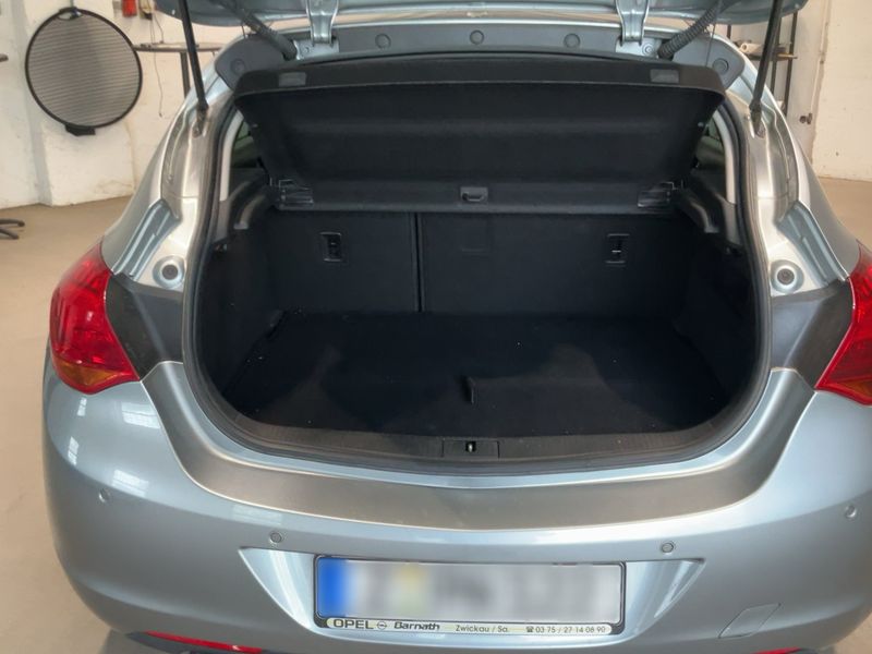 Opel Astra 1.4 Turbo Design Edition 2011 – снимка 15