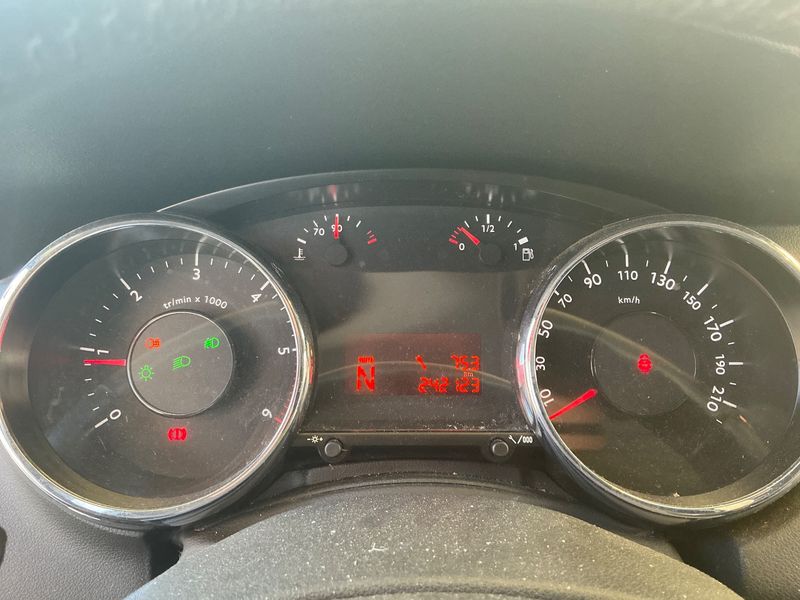 Peugeot 5008 1.6 HDi Active 2012 – снимка 4