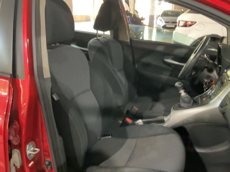 Toyota Auris 2.0 D-4D Active 2011 – снимка 16
